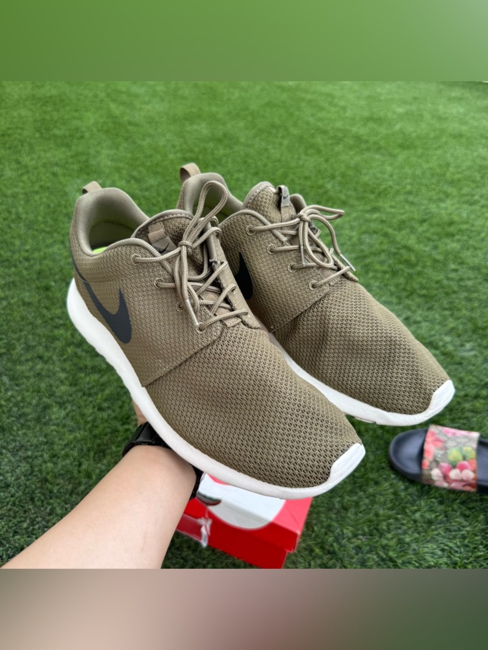 Nike RosheRun Men's Olive/Tan Mesh Casual Sneakers